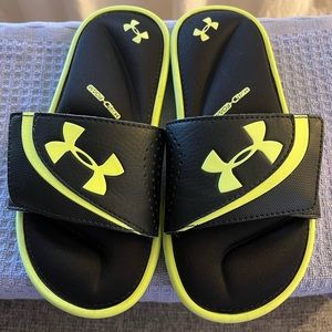 UNDER ARMOUR SLIDES SIZE 3